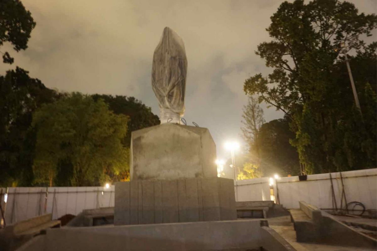 Penyelesaian pemasangan Patung Bung Karno di kawasan Stadion Gelora Bung Karno, Senayan. Jakarta Pusat akan rampung pada Juni 2018.