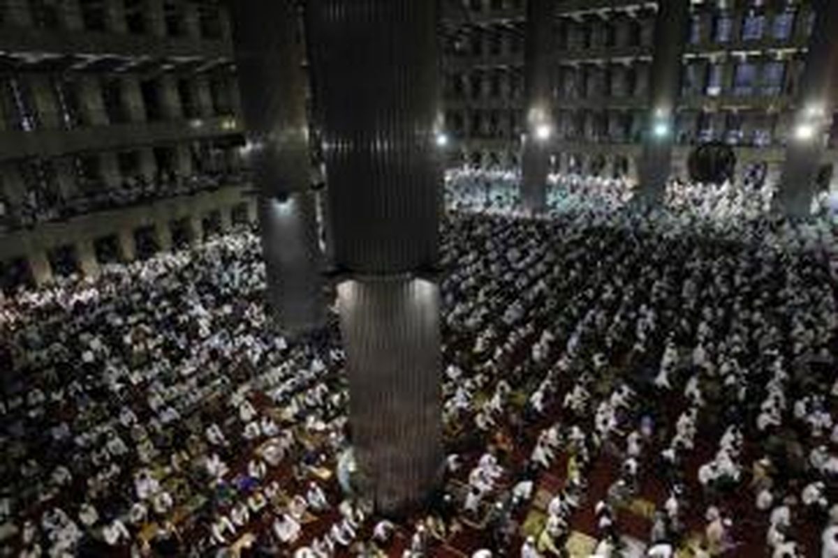 Ribuan umat muslim melakukan Shalat Idul Fitri 1434 Hijriah di Masjid Istiqlal, Jakarta Pusat, Kamis (8/8/2013). Umat Islam merayakan Hari Raya Idul Fitri setelah sebulan menjalankan ibadah puasa.