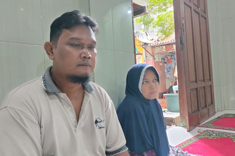 Amir Hamzah dan Martini orang tua dari balita bernama Khalid yang meninggal dunia diduga karena mengidap gangguan ginjal akut misterius saat ditemui di kediamannya di Jalan Dwiwarna, Kartini, Sawah Besar, Jakarta Pusat, Rabu (26/10/2022).