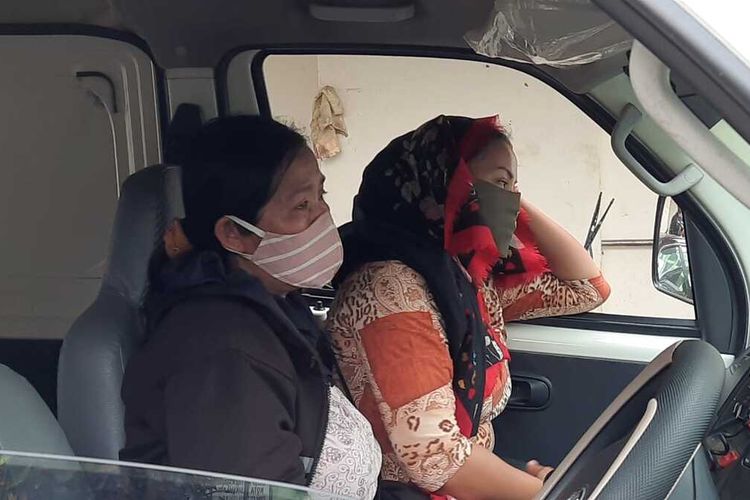 Wajah sendu ibunda Denar (berkerudung) saat menjemput jenazah putranya.