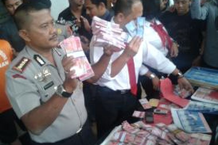 Jajaran Polrestabes Bandung berhasil mengungkap praktik pembuatan dan penjualan uang palsu yang dilakukan oleh tersangka TYD (43) selama beberapa bulan ke belakang. Kepala Polrestabes Bandung, Kombes Pol Mashudi mengatakan, total uang palsu yang telah diproduksi tersangka mencapai Rp 1,1 milyar.
