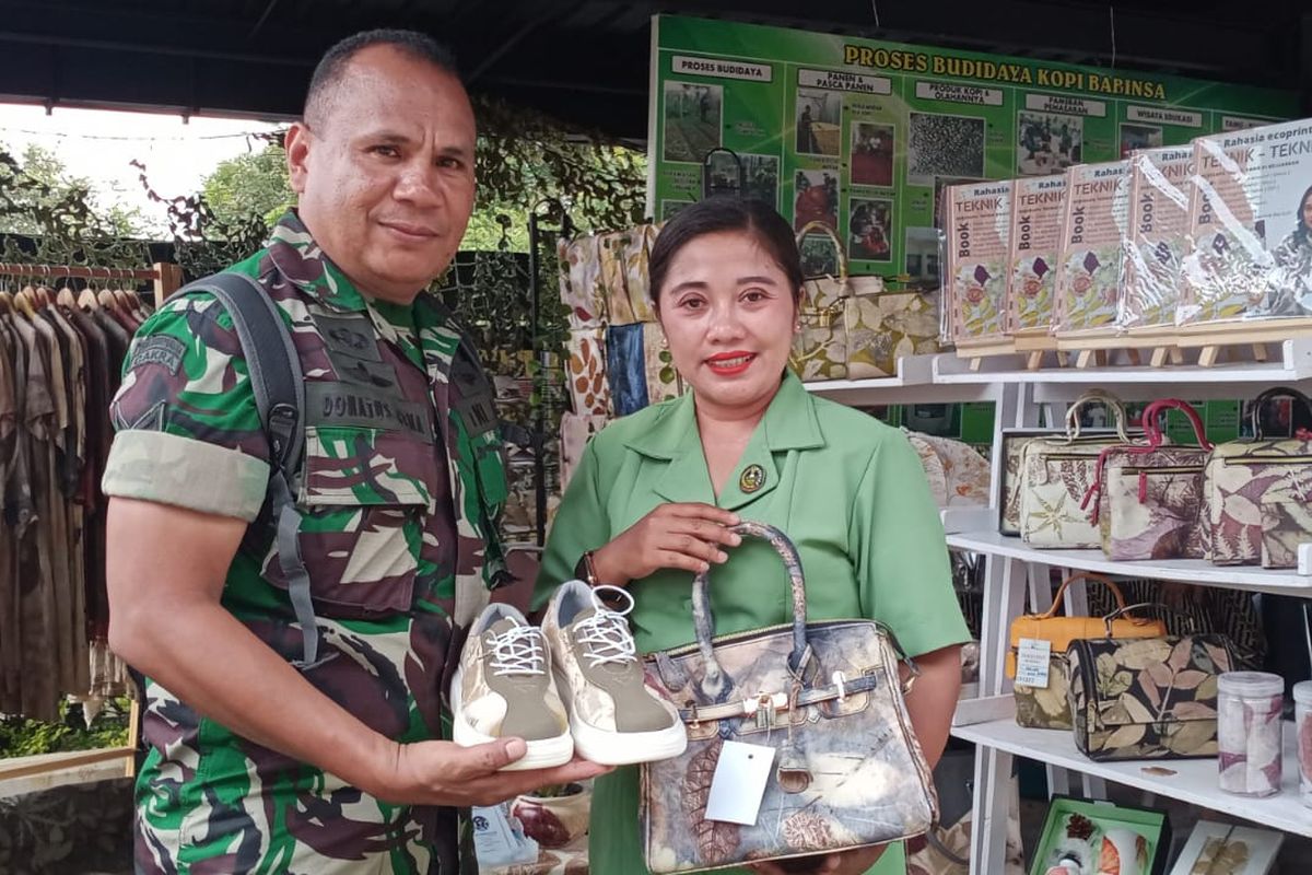 Siti Mutdrika (41) dan suami Sertu Donatus Rema saat mengikuti kegiatan Bazaar dan Pasar Murah di Poltekad Kodiklatad, Kota Batu beberapa hari lalu. 