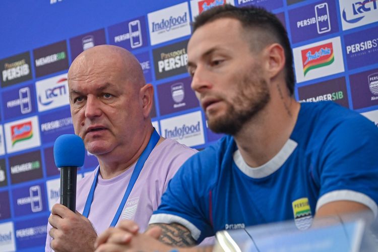Respons pelatih Persib Bandung Bojan Hodak mendengar kapten tim Marc Klok kembali dipanggil Timnas Indonesia di FIFA Match Day September 2025 bersama Beckham Putra. Hodak diisukan menggantikan Patrick Kluivert sebagai pelatih Timnas Indonesia.