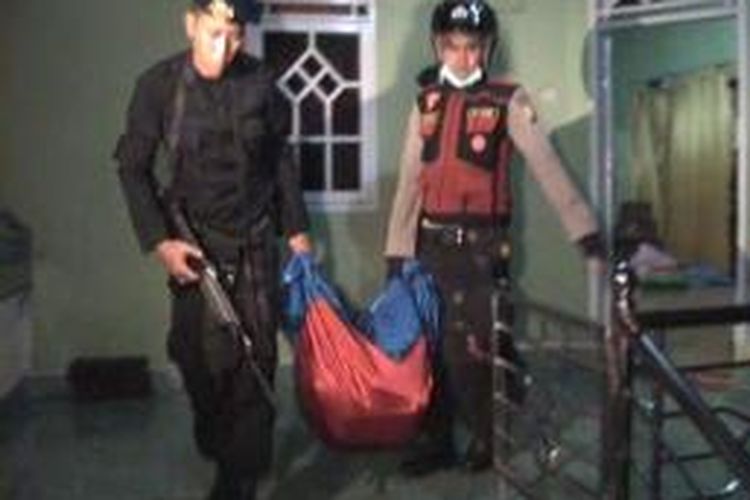 Aparat gabungan di Kabupaten Bone< Sulawesi Selatantengah mengevakuasi sejumlah barang bukti yang ditemukan di rumah milik Suardi (51) terduga teroris yang tewas tertembak saat penangkapan oleh Detasemen anti teror. Kamis< (17/10/2013).