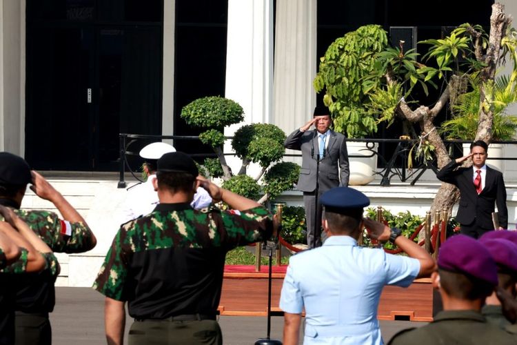 Wamenhan RI M Herindra saat memimpin peringatan Hari Bela Negara (Belneg) ke-74 Tahun 2022, Senin (19/12/2022).