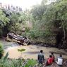 Hendak Mendahului Kendaraan Lain, Truk di Magetan Terjun ke Sungai Sedalam 10 Meter