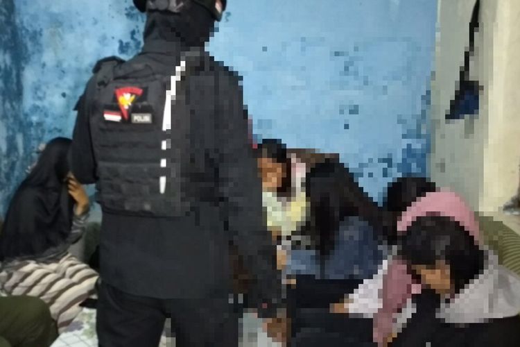 Foto-foto saat Tim Maung Galunggung Polresta Tasikmalaya menggerebek pesta miras perempuan belia berstatus pelajar SMP di sebuah rumah wilayah Tawang, Kota Tasikmalaya, Minggu (5/9/2021) dini hari tadi.