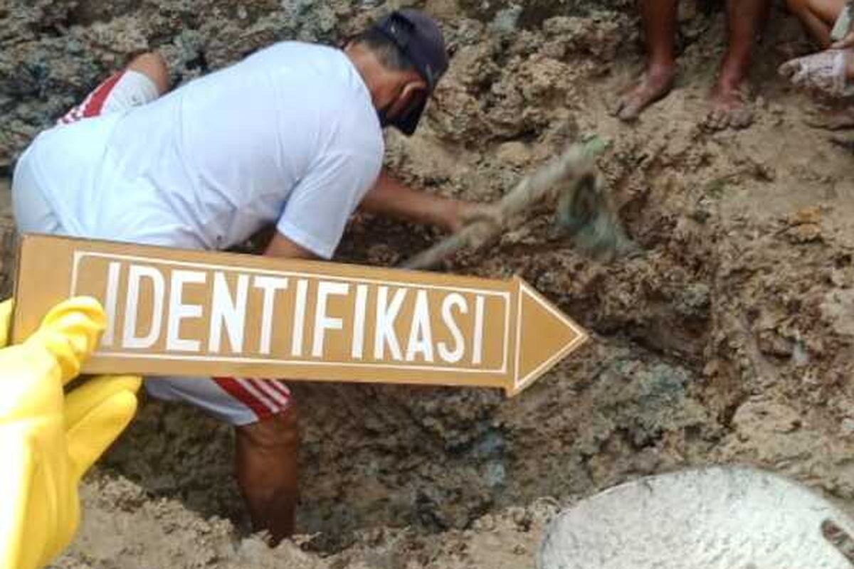 Dokter Forensik Rumah Sakit (RS) Polri Soekanto dan Unit Identifikasi Polres Bogor, memeriksa  jenazah perempuan yang ditemukan terkubur di belakang rumah kontrakan AA (37), Desa Kapasiran, Kecamatan Parung Panjang, Kabupaten Bogor, Jawa Barat.