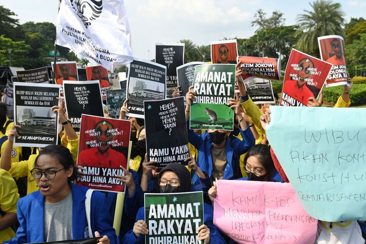 Sejumlah mahasiswa dari beberapa universitas berunjuk rasa terkait pengesahan Revisi Kitab Undang-Undang Hukum Pidana (RKUHP) di kawasan patung Arjuna Wijaya, Jakarta, Selasa (21/6/2022). Mereka mendesak pemerintah untuk membuka naskah RKUHP kepada masyarakat dan merevisi beberapa pasal yang dinilai kurang penting dan merugikan masyarakat. ANTARA FOTO/Aditya Pradana Putra/rwa.