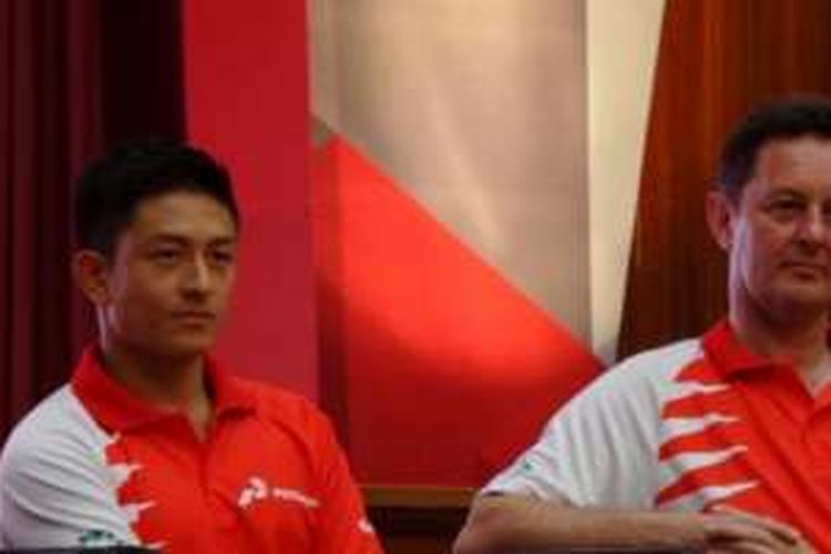 Pebalap Indonesia, Rio Haryanto (kiri), dan manajernya, Piers Hunnisett, saat jumpa pers di Jakarta, Kamis (18/2/2016). Jumpa pers ini setelah Rio dinyatakan resmi bergabung dengan tim Manor Racing untuk Formula 1 musim 2016.