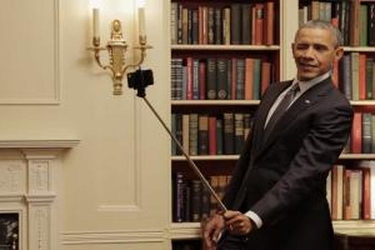 Cuplikan selfie Obama menggunakan tongsis dalam video 