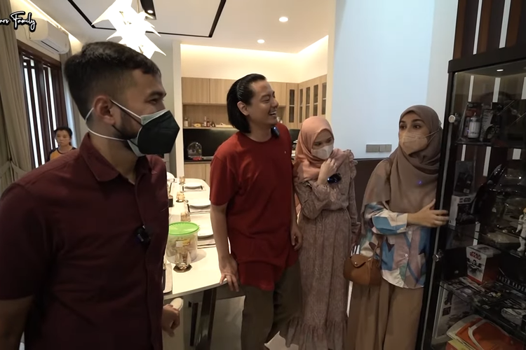 Wisnu dan Shireen terkesima melihat koleksi Star Wars Roger Danuarta