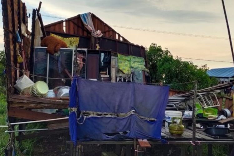 Salah satu rumah d Kabupaten Banjar, Kalsel mengalami kerusakan cukup parah akibat diterjang angin kencang. 