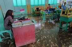 Banjir Bandang, SDN Hijrah Sumbawa Bagikan Rapor di Kelas Kotor Becek