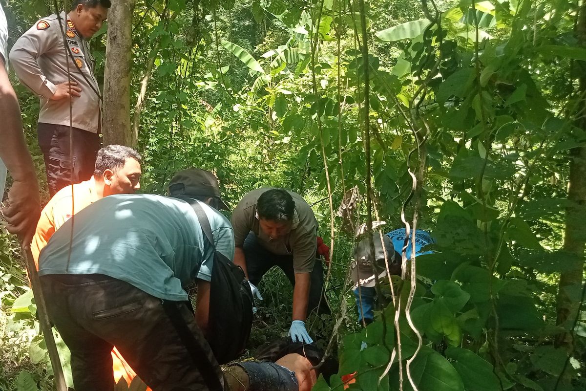 Proses pemeriksaan dan evakuasi sosok jenazah laki-laki yang ditemukan di kawasan hutan Kabuh, tepatnya di wilayah Dusun Randualas, Desa Marmoyo, Kecamatan Kabuh, Kabupaten Jombang, Jawa Timur, Minggu (19/1/2025).