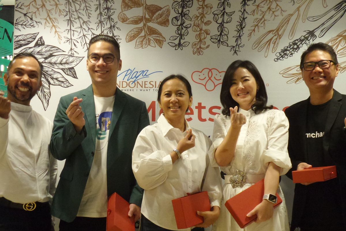 Konferensi pers charity dinner East Meets West untuk turut membantu membangun kembali sekolah-sekolah di Sumba, Nusa Tenggara Timur (NTT) bersama Happy Hearts Indonesia. 