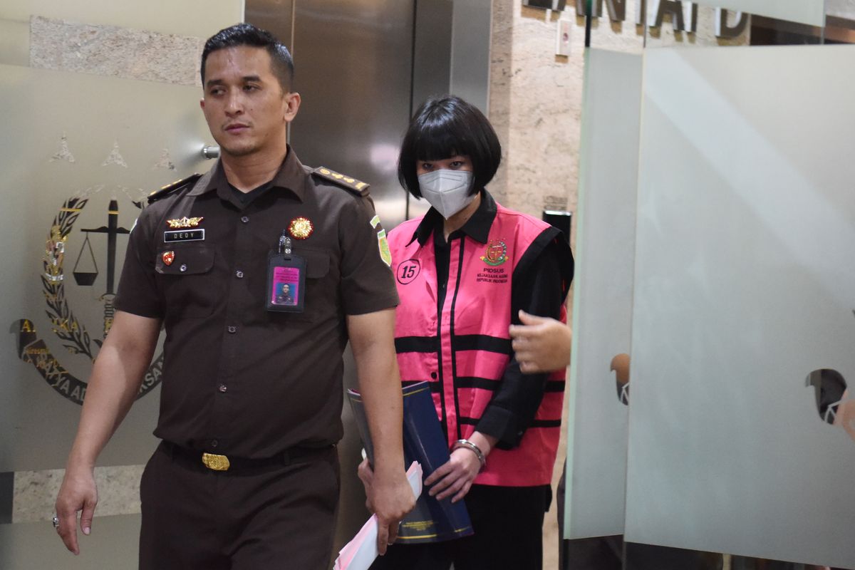 Advokat Marcella Santoso (kanan) dikawal petugas menuju mobil tahanan usai menjalani pemeriksaan di Gedung Kejaksaan Agung, Jakarta, Selasa (22/4/2025). Jampidsus Kejaksaan Agung menetapkan Marcella Santoso bersama Direktur Pemberitaan JakTV Tian Bahtiar dan advokat Junaidi Saibih sebagai tersangka kasus dugaan perintangan penyidikan dan penuntutan terhadap kasus korupsi pengelolaan tata niaga komoditas timah di wilayah Izin Usaha Pertambangan (IUP) PT Timah Tbk 2015-2022 dan importasi gula berdasarkan pengembangan dari kasus dugaan suap dan atau gratifikasi di balik putusan lepas (ontslag) tiga terdakwa korupsi pemberian fasilitas ekspor CPO di Pengadilan Negeri (PN) Jakarta Pusat.