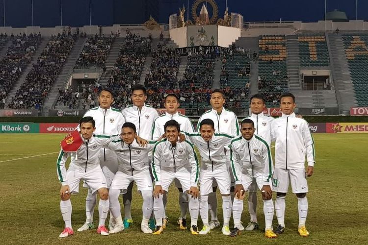 Skuad tim nasional U-22 Indonesia dalam pertandingan ketiga Grup H Kualifikasi Piala Asia U-23 2018 melawan Thailand di National Stadium, Bangkok, Minggu (23/7/2017). 