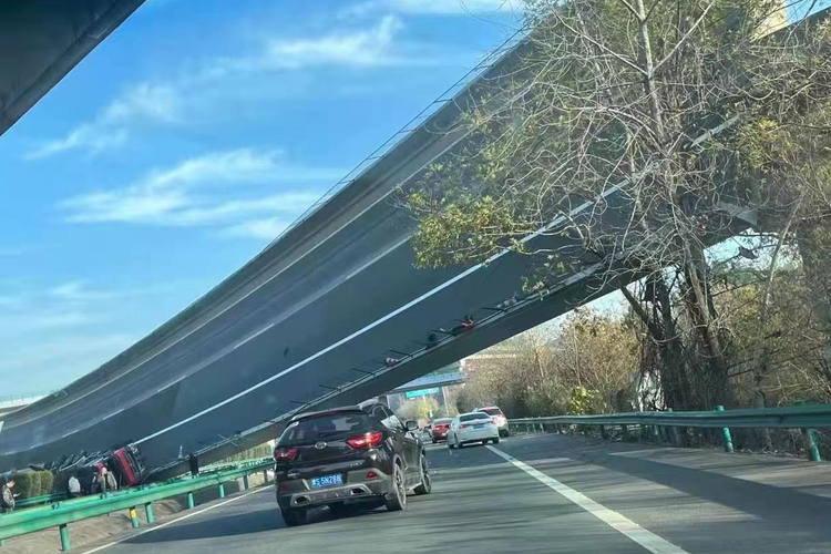 Jembatan penghubung jalan tol Wuhan-Huangshi dan jalan tol Daqing-Guangzhou di kota Ezhou, China, miring pada Sabtu sore (18/12/2021). Sebanyak tiga orang tewas dan empat korban luka-luka.