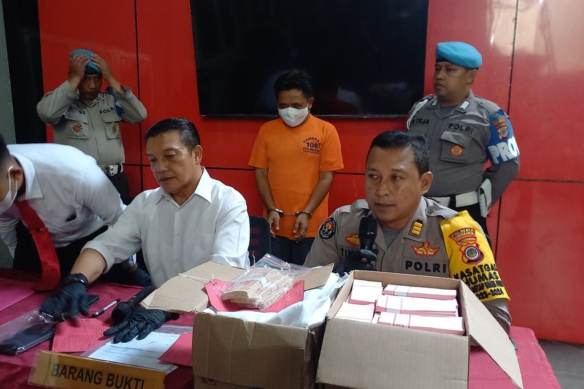 Dua pelaku penggandaan uang dengan modus klenik diamankan oleh Polresta Yogyakarta, Senin (11/12/2023)