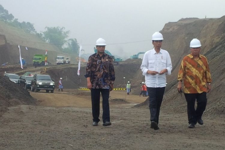 Presiden RI Joko Widodo saat meninjau progres pekerjaan fisik ruas jalan tol Bawen-Salatiga di wilayah Desa Polosiri, Bawen, Kabupaten Semarang, Sabtu (8/4/2017) siang.
