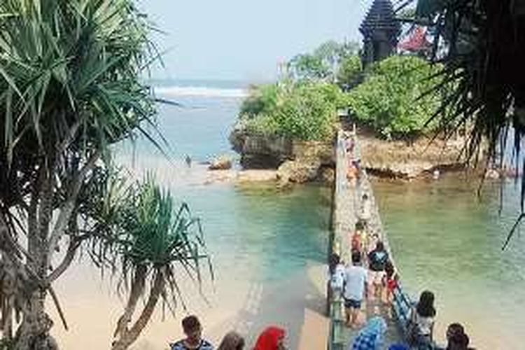 Sejumlah wisatawan menikmati suasana Pantai Balekambang di Kecamatan Bantur, Kabupaten Malang, Jawa Timur, Senin (4/7/2016). Selama ini Balekambang dikenal sebagai salah satu dari sejumlah pantai di Kabupaten Malang yang memiliki kondisi alam memesona dan menjadi salah satu lokasi tujuan wisatawan.