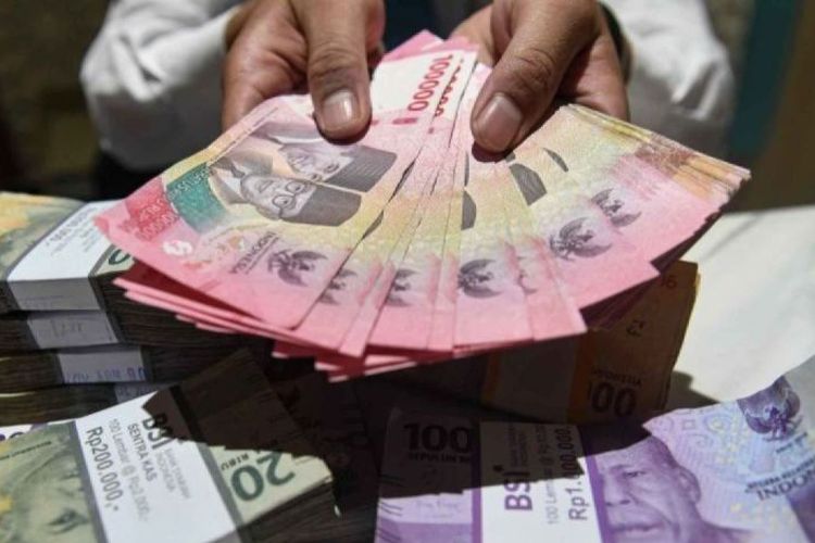 Ilustrasi- Petugas menunjukan uang pecahan rupiah di Jakarta, Rabu (31/1/2024). 