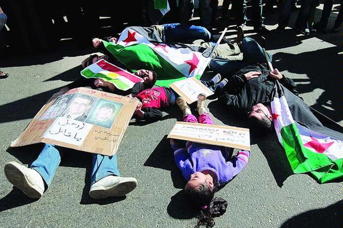 Demonstran anti-pemerintah dan pendukung Jamaah Islamiyah yang beroposisi terhadap Presiden Suriah  Bashar al-Assad berperan sebagai warga Suriah yang tewas dalam unjuk rasa di depan Kedutaan Besar Rusia di Beirut, Lebanon, Minggu (5/2). Rusia dan China memveto resolusi Dewan Keamanan PBB yang berisi desakan agar Assad mundur. 