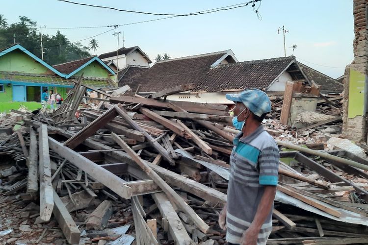 Sutrisno (63) saat melihat rumahnya di Desa Majangtengah, Kecamatan Dampit, Kabupaten Malang yang hancur total akibat gempa, Minggu (11/4/2021).