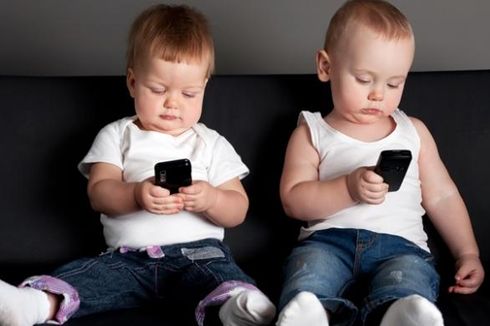Studi: Smartphone Picu Gangguan Pendengaran pada Anak
