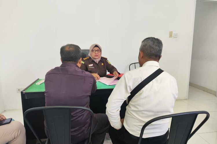 Pelimpahan berkas Tipilu yang menyeret Fatur salah satu timse caleg DPRD Provinsi di NTB dari kepolisian ke Kejaksaan Negeri Mataram.