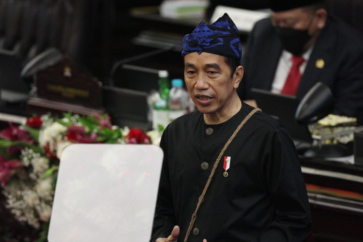 Presiden Joko Widodo menyampaikan pidato kenegaraan pada Sidang Tahunan MPR Tahun 2021 di Gedung Nusantara, Kompleks Parlemen, Senayan, Jakarta, Senin (16/8/2021). ANTARA FOTO/Sopian/Pool/wpa/aww.
