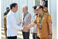 Presiden Jokowi Tinjau PT Lotte Chemical dan Bagikan Sembako kepada Masyarakat Cilegon