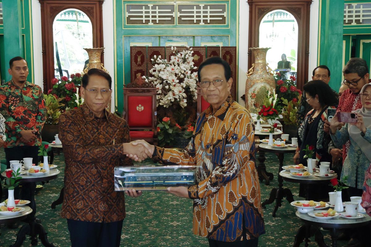 Direktur Utama PT Kereta Api Indonesia (Persero) Didiek Hartantyo bersama Sri Sultan Hamengku Buwono X usai penandatanganan kerja sama strategis.