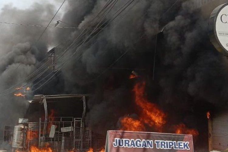 Suasana saat kebakaran di sebuah rumah toko (ruko) yang diduga gudang busa di Jalan Krakatau, atau tepatnya di seberang lapangan Gajah Mada Medan, Jumat (16/6/2023). Akibat kejadian ini arus lalu lintas tersendat. 