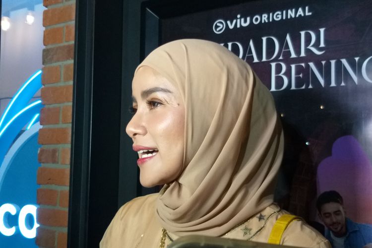 Aktris Olla Ramlan saat jumpa pers usai press screening serial web Bidadari Bermata Bening di bioskop kawasan Thamrin, Jakarta Pusat, Kamis (30/3/2023).