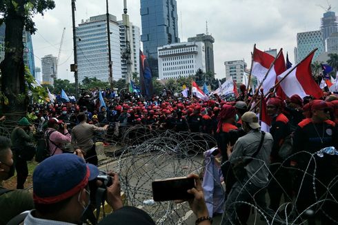 Demo di Sekitar Monas Mulai Ricuh, Buruh Tarik Kawat Berduri, Polisi Beri Peringatan