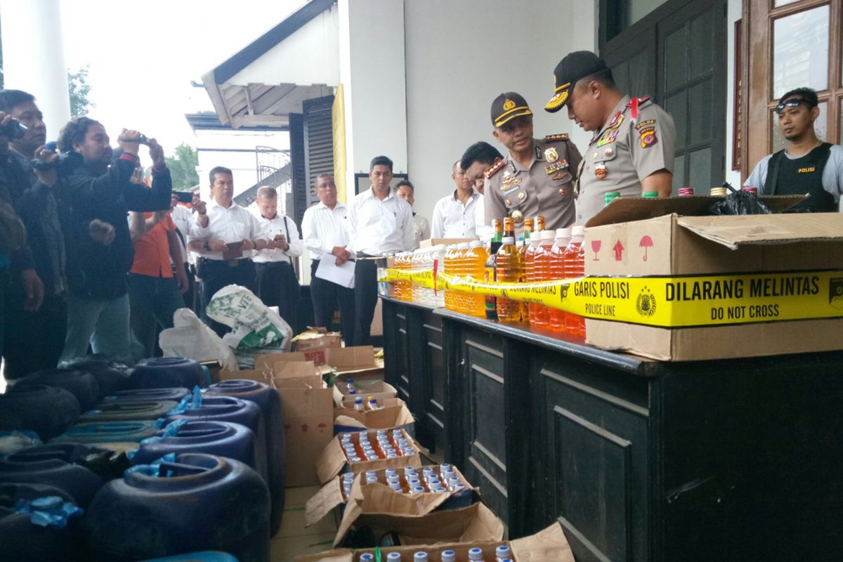 Kapolda Jabar Irjen Agung Budi Maryoto dan Kapolrestabes Bandung Kombes Hendro Pandowo tengah merilis sitaan miras ginseng di Kota Bandung, Senin (9/8/2018). ada sekitar 3000 botol miras ginseng dan 25 galon miras berhasil disita Polrestabes Bandung dan Jajaran.