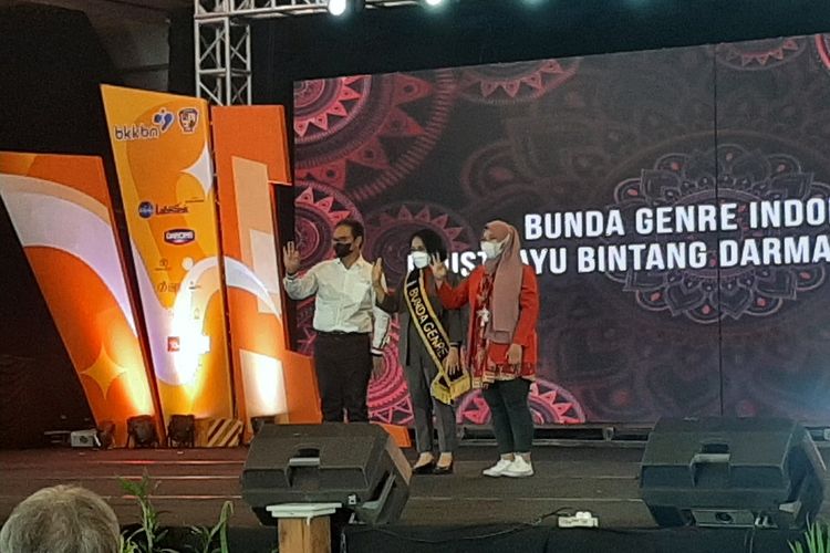 Kepala Badan Kependudukan dan Keluarga Berencana Nasional (BKKBN) Hasto Wardoyo usai mengukuhkan Menteri Pemberdayaan Perempuan dan Perlindungan Anak (PPA) I Gusti Ayu Bintang Darmawati sebagai Bunda Genre Indonesia.