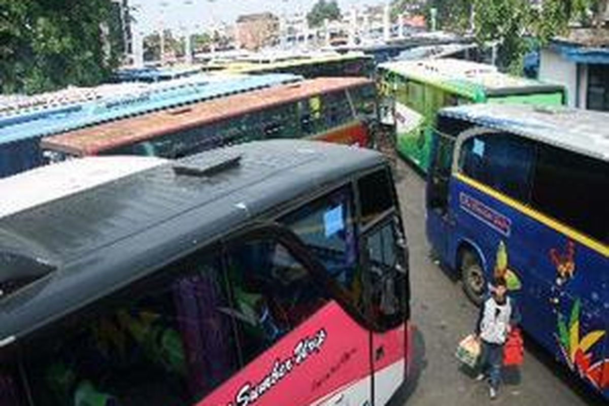 Suasana di Terminal Bus Pulo Gadung, Jakarta Timur.