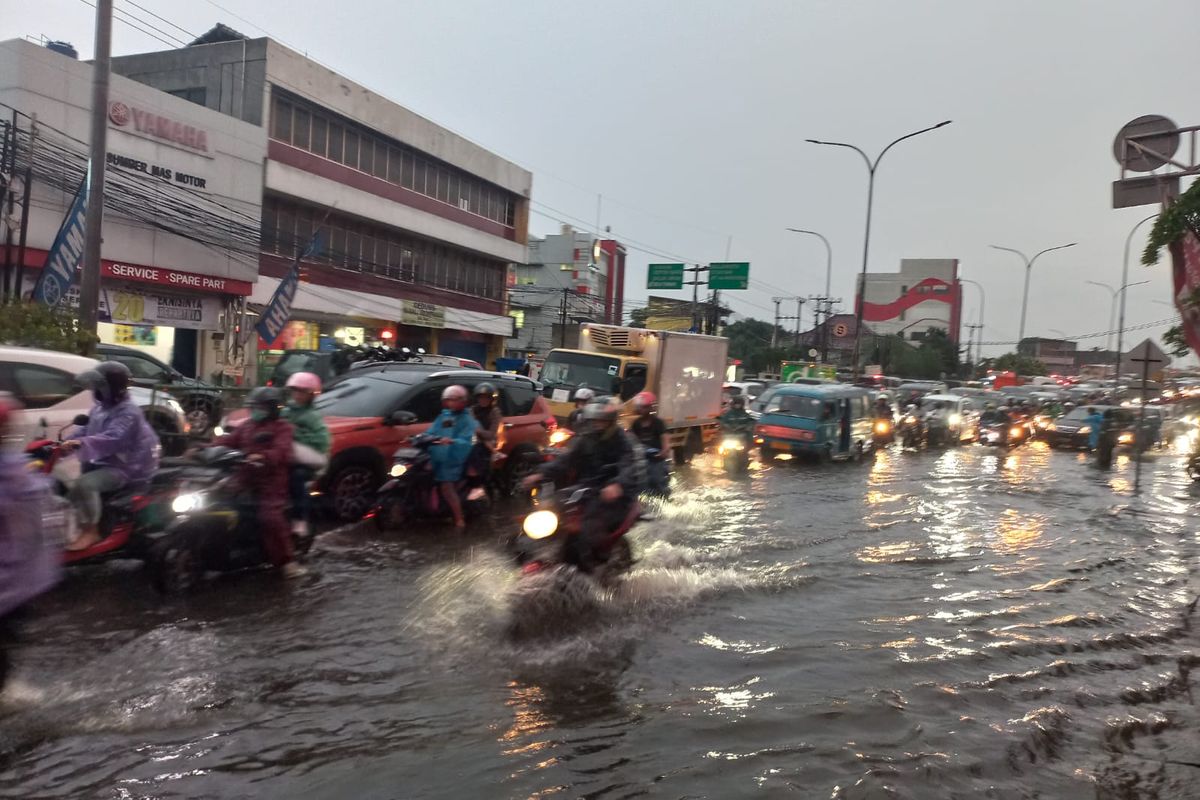Jalan Arif Rahman Hakim terendam banjir setalah diguyur hujan deras pada Rabu (19/10/2022).