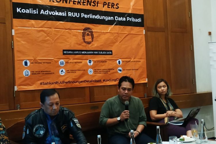 Deputi Direktur Riset Lembaga Studi dan Advokasi Masyarakat (ELSAM), Wahyudi Djafar, dalam diskusi yang membahas perlindungan data kependudukan di Cikini, Jakarta Pusat, Selasa (17/12/2019). 