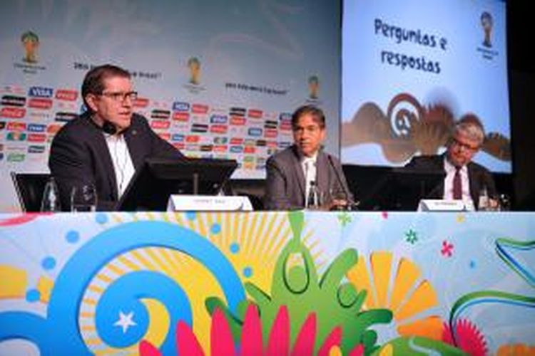 Direktur Pemasaran FIFA Thierry Weil (kiri) berbicara dalam konferensi pers yang mengumumkan strategi penjualan tiket untuk Piala Dunia 2014, di Sao Paulo, Brasil, Jumat (19/7/2013) waktu setempat. AFP PHOTO / NELSON ALMEIDA 