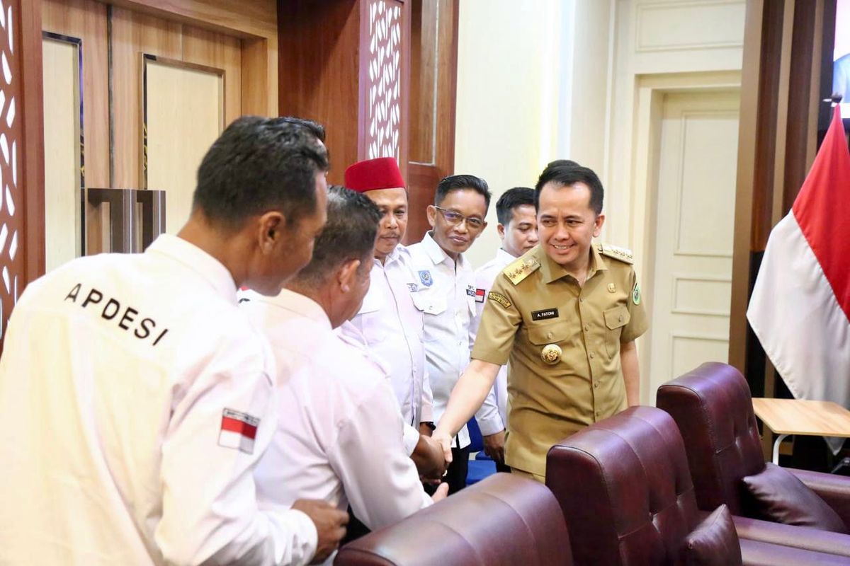 Penjabat (Pj) Gubernur Provinsi Sumatera Selatan (Sumsel) Agus Fatoni saat menerima audiensi DPD APDESI Sumsel di Kantor Gubernur Sumsel, Palembang, Sumsel, Senin (12/2/2024).