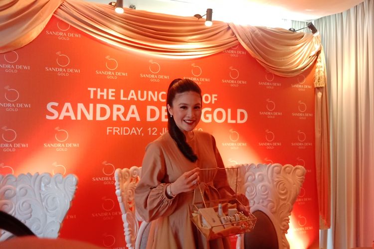 Aktris Sandra Dewi dalam peluncuran lini perhiasan Sandra Dewi Gold di kawasan Kemang, Jakarta Selatan, Jumat (12/7/2019).