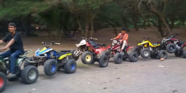 Pantai Goa Cemara di Desa Gadingsari, Kecamatan Sanden, Bantul, Yogyakarta  juga dilengkapi arena bermain anak anak, berkuda, ATV, warung makan, dan penjual suvenir.