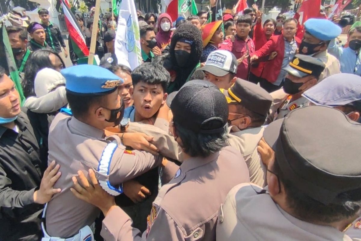 Sejumlah Mahasiswa terlibat aksi saling dorong dan nyaris adu pukul dengan petugas kepolisian Cirebon Kota, saat unjuk rasa menolak Kenaikan harga BBM di depan gedung DPRD Kota Cirebon, Senin (5/9/2022)