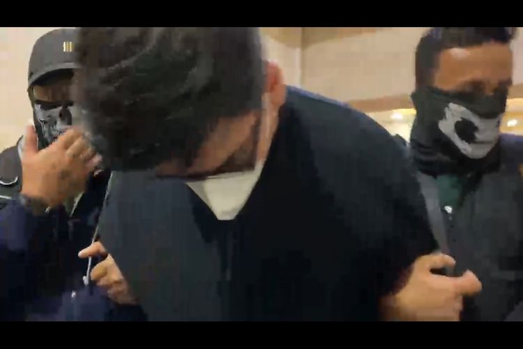 Tangan Diborgol, Istri-Anak Bandar Narkoba Ko Erwin Tiba di Bareskrim