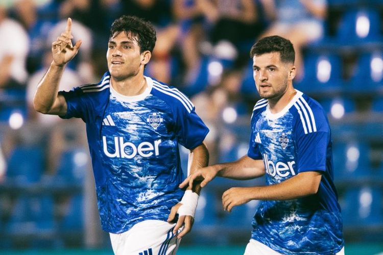 Ivan Azon Monzon mencetak gol saat Como 1907 mengalahkan raksasa Arab Saudi, Al Ahli, 3-1 pada laga perdana turnamen pramusim Como Cup. Pertandingan pramusim 2025 Como 1907 vs Al Ahli berlangsung di Stadion Giuseppe Sinigaglia pada Rabu (23/7/2025) atau Kamis dini hari WIB.