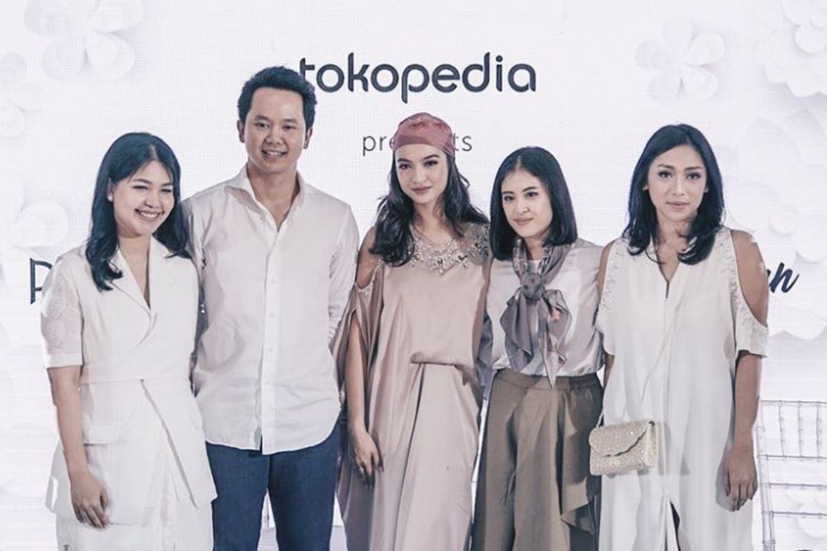 dari kiri-kanan) Creative Director & Co- Founder PVRA Kara Nugraha, Associate Vice President Tokopedia-Seller Experience Garri Juanda, Creative Colaborator Raline Shah, Creative Director Kami Nadya Karina dan Co-Founder AVA Prologue Dewi Andarini dalam peresmian kolaborasi ekslusif bertajuk Tokopedia Exclusive Collaboration PVRA x AVA Prologue x KAMI x Raline Shah #beabetteryou untuk mendukung kemajuan entrepreneur lokal  pada Senin (21/05).